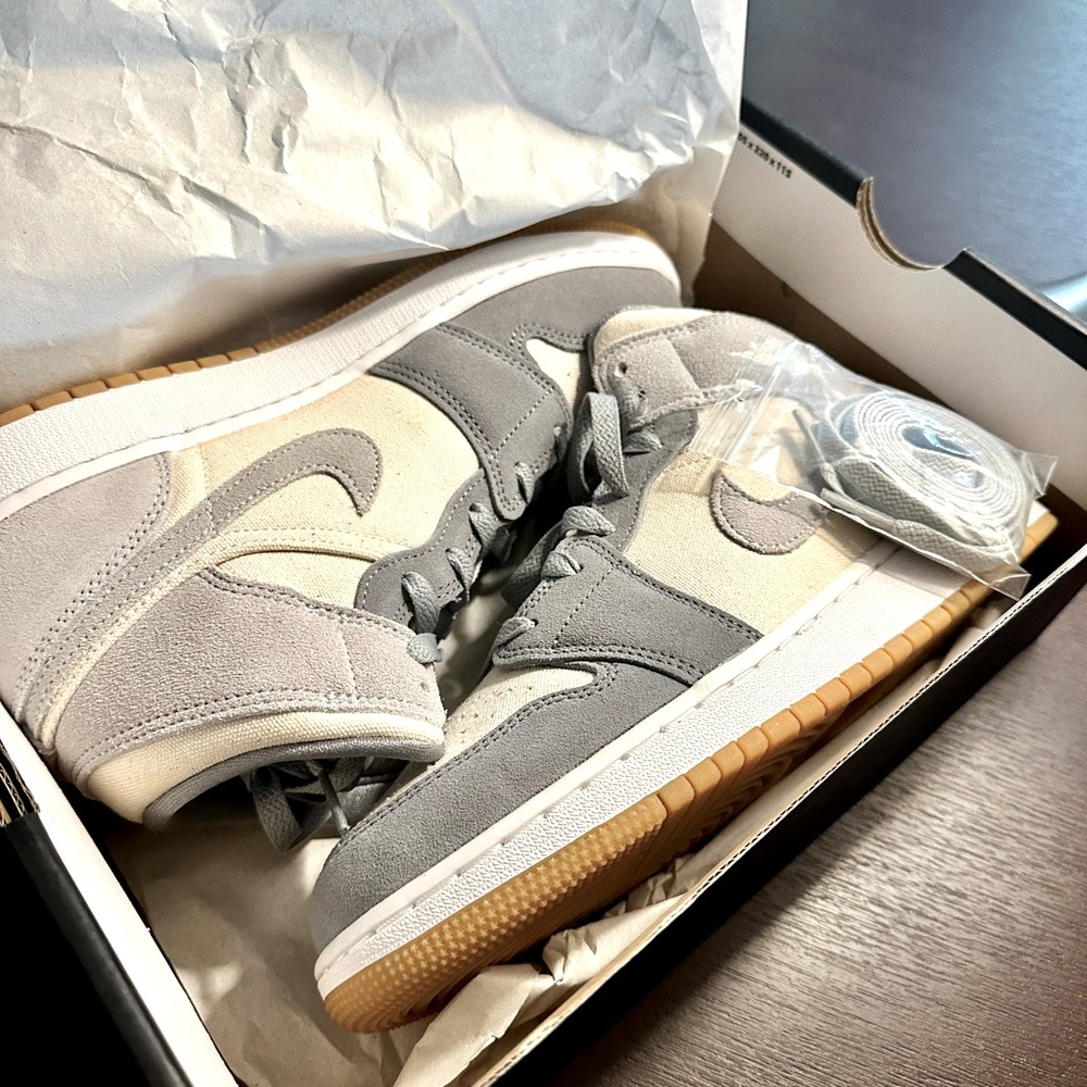 Jordan Mid’s New in Box Women’s size 8